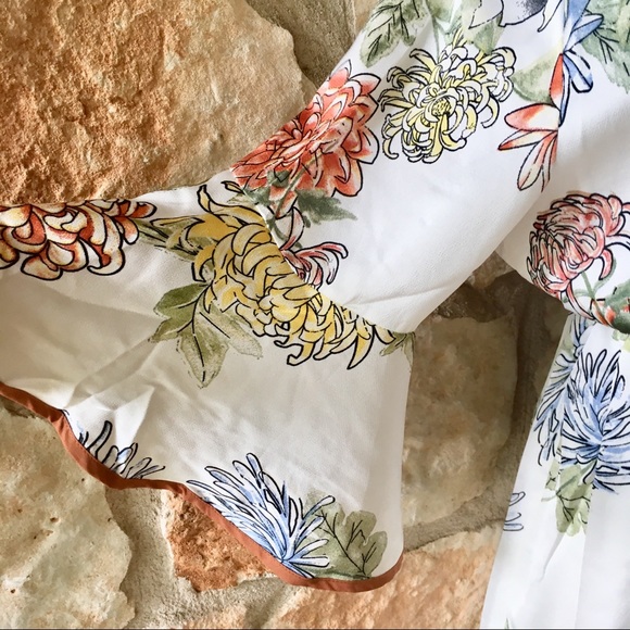 5⭐️Fave! White Lotus Romper - Picture 5 of 8